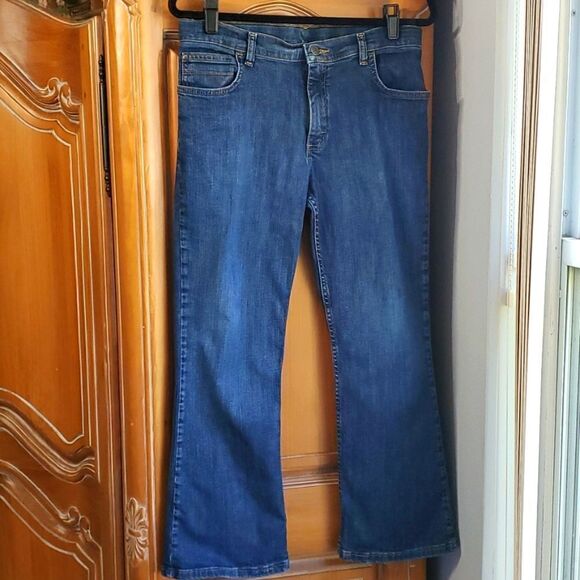 Wrangler blue jeans, size 16 husky. Adjustable tab inside.  Great cond Boot cut - Picture 1 of 9